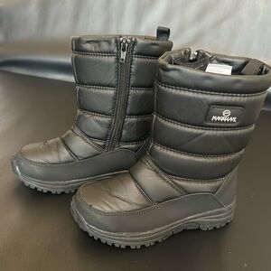 Kid’s used Magellen snow boots. Size 2.